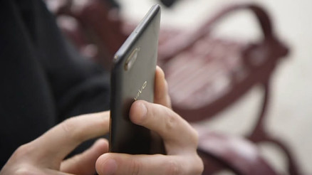 Ekrandan parmak izi okuyan telefon