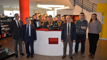 Lise öğrencileri sürücüsüz maket araç tasarladı