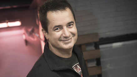 Cümleyi bitiremeden dondu kaldı