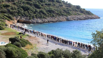 Kurubük Koyu’nun kiralanmasından vazgeçildi; sevgi zinciri oluşturdular