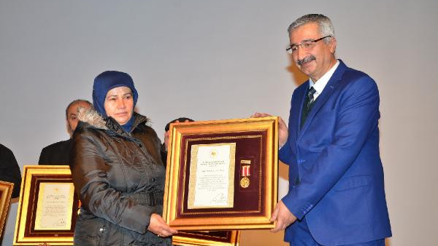 Çorumda şehit aileleri ve gazilere Devlet Övünç Madalyası