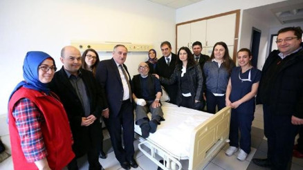 Yangından kurtulan kedisiyle teselli bulan yaşlı adama ziyaretçi akını