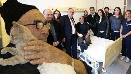 Haberi okuyan ziyarete koştu... Kedisine kavuştu