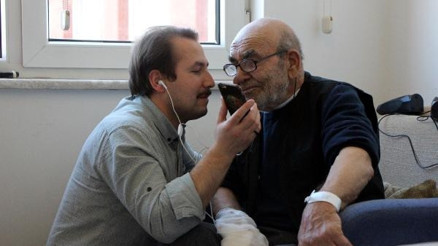 Yangından kurtulan kedisiyle teselli bulan yaşlı adama telefon yağıyor