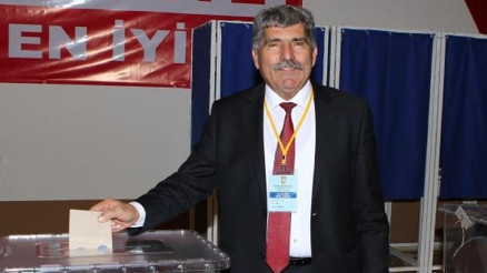 Kamyoncularda Topal başkan seçildi