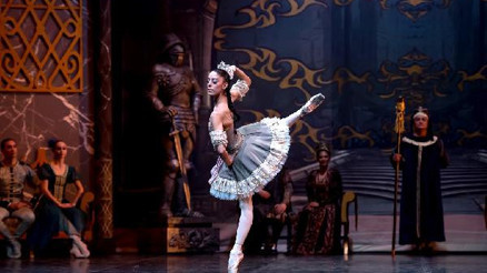 Kuğu Gölü balesi Antalya DOB sahnesinde