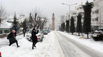 Yozgat’ta tipi, 103 köy yolunu kapattı