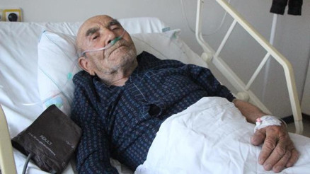 Yangında üşüten Ali Dede hastaneye kaldırıldı