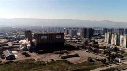 Süleymaniyede eski tahıl silosu dinamitle patlatılarak yıkıldı