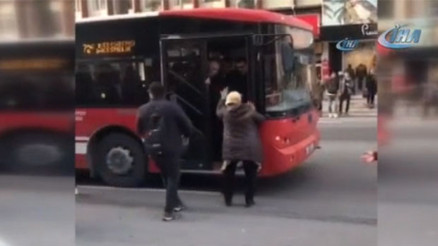 Yol verme kavgasında ilginç anlar: Ben annesiyim, bana nasıl küfrediyorsun