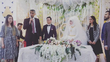 Polis damada kelepçeli nikah