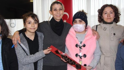Kanser hastalarına destek için saçını hediye etti