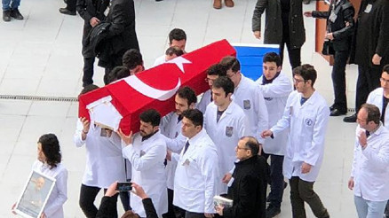 Öğrenciler, hocalarının tabutunu derse götürdü