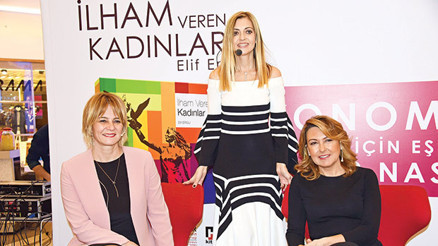 Topuk sesleriyle geliyorlar Topuk sesleriyle geliyorlar