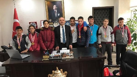 Burhaniye Kaymakamı Öner, başarılı sporcuları kabul etti