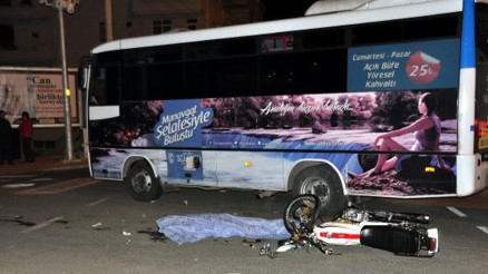 Motosiklet yolcu midibüsüyle çarpıştı: 1 ölü, 1 yaralı
