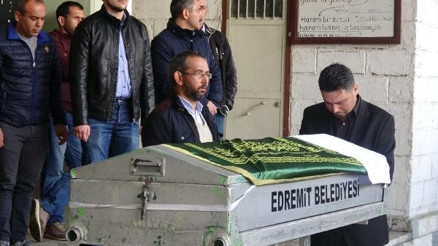 Adliyede kalp krizinden ölen o baba toprağa verildi