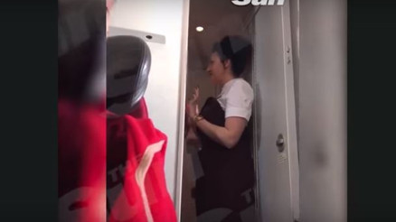Uçak tuvaletinde seks skandalı