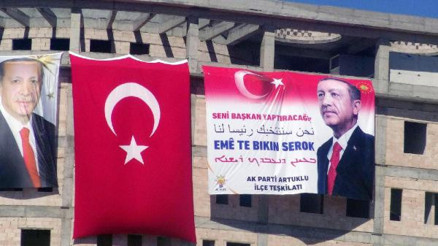 Mardinde Erdoğan için 4 dilde Seni başkan yaptıracağız pankartı