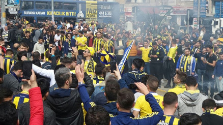 Kadıköy’de yer yerinden oynuyor G.Saray taraftarı da gitti