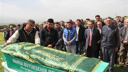 Aynı tabuta konulan anne ve oğlunun cenazeleri defnedildi Aynı tabuta konulan anne ve oğlunun cenazeleri defnedildi