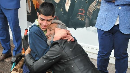 Down Sendromlu çocuk Tarık Mengüç’e sarılarak gözyaşı döktü