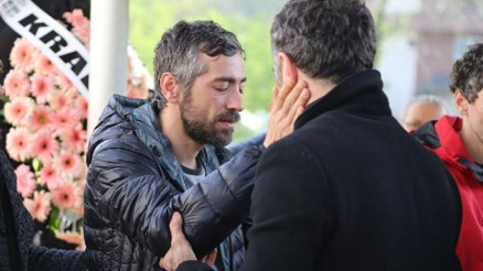 Şarkıcı Resul Dindarın kazada ölen annesi toprağa verildi