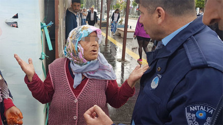 Alkol alıp dilenen yaşlı kadın ortalığı karıştırdı Alkol alıp dilenen yaşlı kadın ortalığı karıştırdı