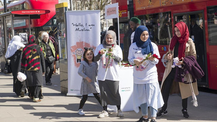 Şiddet çağrısına karşı kırmızı gül