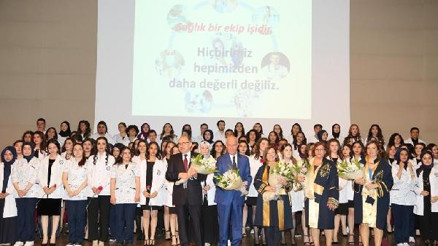 Sağlık bilimleri öğrencilerinin beyaz önlük giyme heyecanı