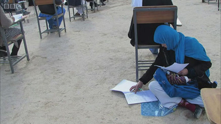 Sınavda bebeğini emziren Afgan kadın üniversitenin en iyi bölümüne girdi