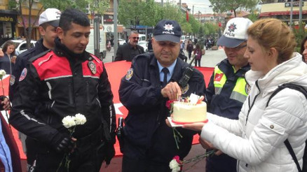 Bıçaklı kavga ihbarına gelen polislere, sürpriz kutlama