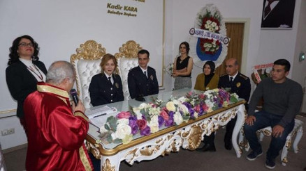 Polis çiftin nikahını Başkan kıydı, Emniyet Müdürü şahit oldu