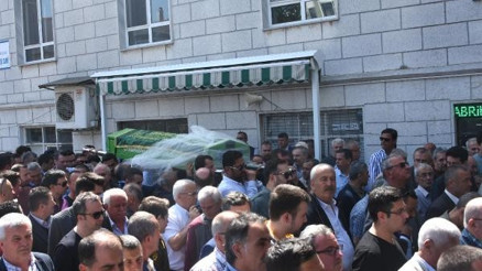 Erkek arkadaşının öldürdüğü Esen, duvakla uğurlandı