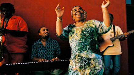 Yalınayak Diva anısına