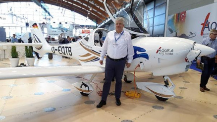 Turbo motorlu Türk Kartalı uçağı, fuarda ilgi gördü