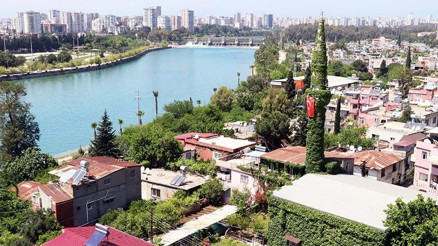 Adana’da sarmaşıklarla kaplı ilginç Cami