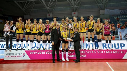 Şampiyon VakıfBank kupasını aldı