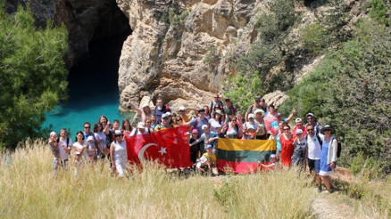 Turistler, tarlada çilek yiyip, dalından dut topluyor