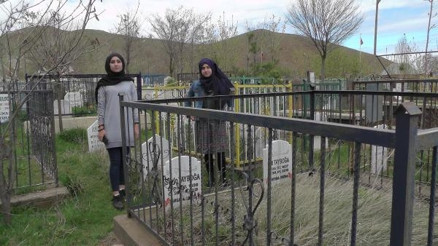 Renkli mezarlıklı köy