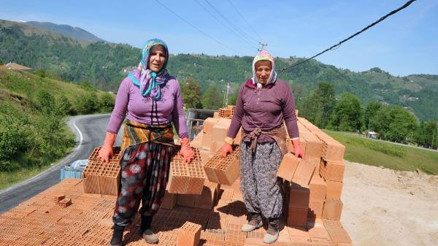 4 kadın, kamyonlardan tuğla boşaltarak ekmeklerini kazanıyor