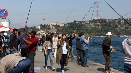 1 Mayısın tatil olmasını fırsat bilenler sahillere akın etti
