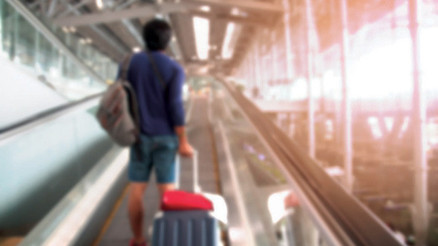 Gezginlerin boş bavulları için pazaryeri kurdular