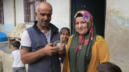 Bahçesinde gergedan böceği buldu