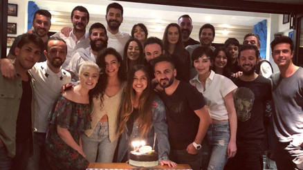 Oyuncu dostlarından doğum günü sürprizi