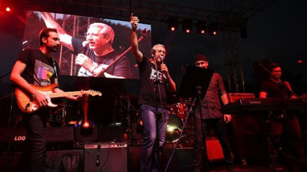 Ege Üniversitesinde rektör şarkı söyledi, öğrenciler coştu