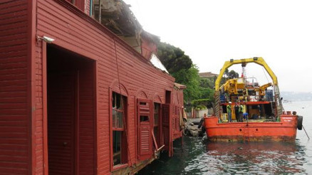 Geminin çarptığı tarihi yalıda çalışma başladı