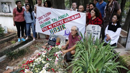 Öldürülen çevreci çift, mezarları başında anıldı