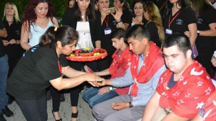 Muğlada temsili askerlik yapacak engelliler için kına gecesi