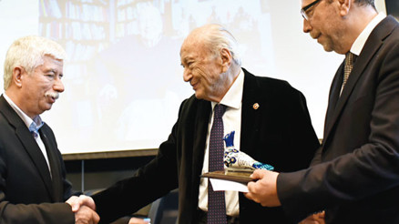 Bildiriciye Hıfzı Topuz Onur ödülü